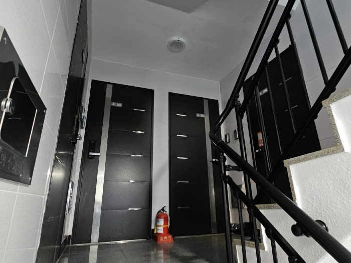 [본건 기호(2) 1층 계단실 전경]