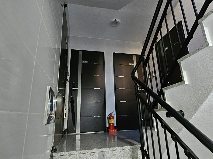 [본건 기호(2) 3층 계단실 전경]
