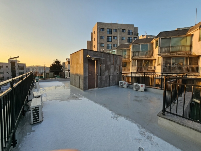 [본건 기호(2) 옥탑1층 계단실 외부전경]