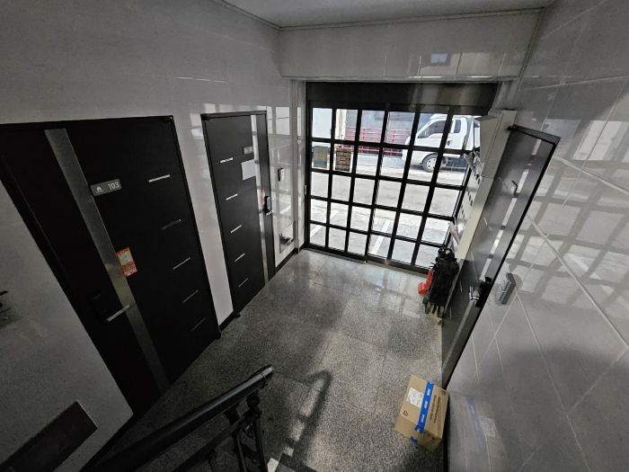 [본건 기호(2) 지1층 계단실 전경]