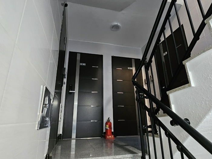 [본건 기호(2) 2층 계단실 전경]