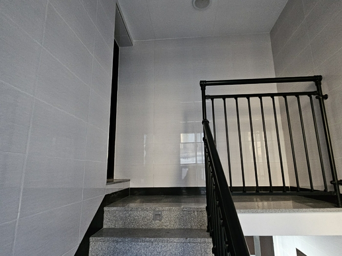 [본건 기호(2) 옥탑1층 계단실 전경]