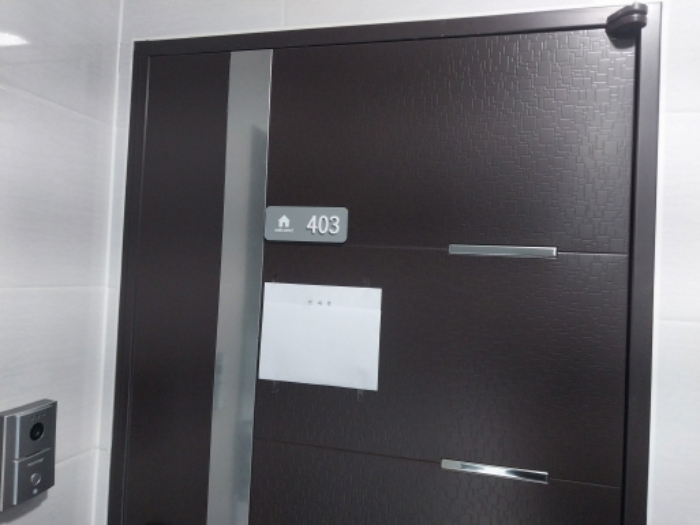 403호 현관 (안내문 부착)