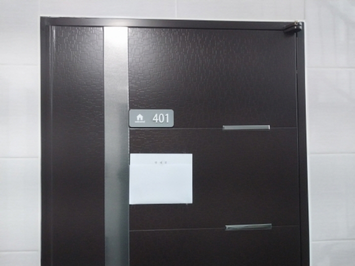 401호 현관 (안내문 부착)