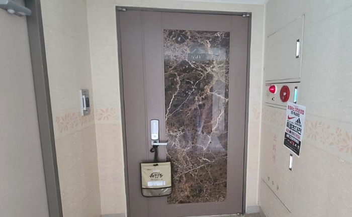 [본건 현관출입문]