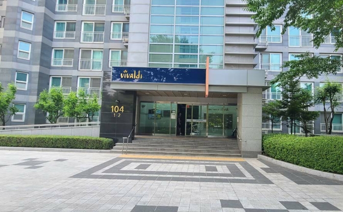 [본건 공동출입문]