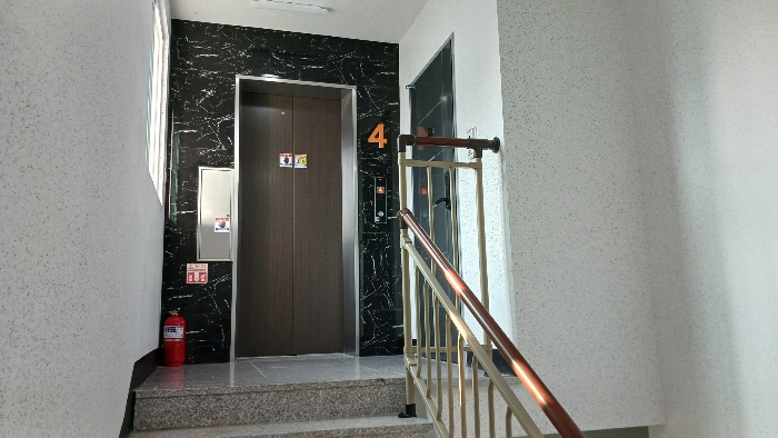 4층 현관 앞