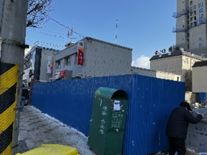 이 사건 부동산 정면에 보호벽이 설치 되어 있음.