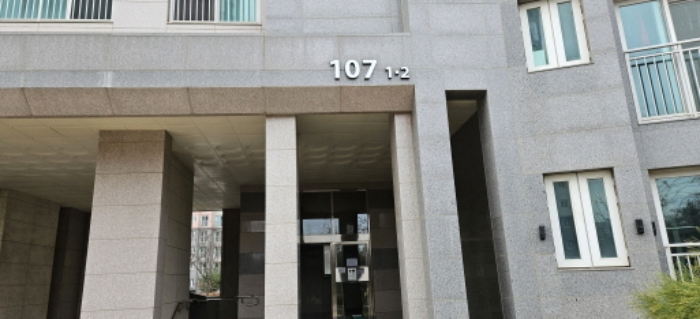 본건 아파트 공동출입구