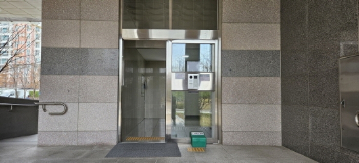 본건 아파트 공동출입구