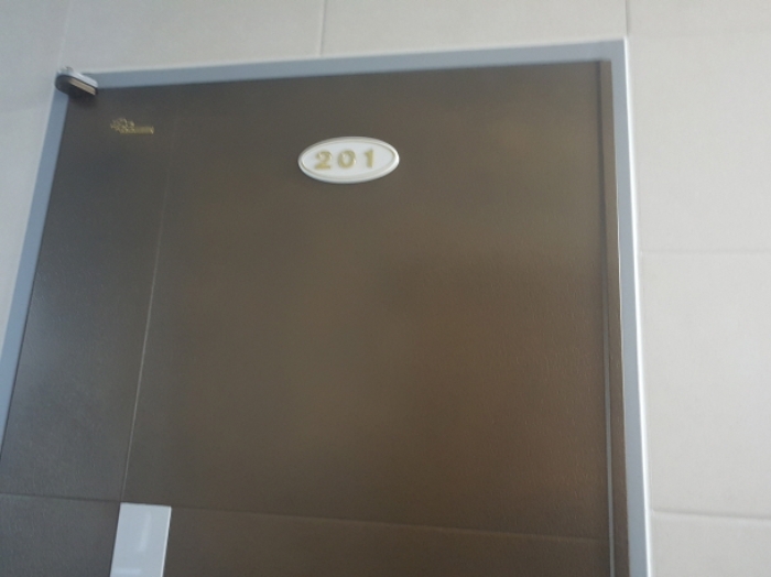 201호 현관문 모습