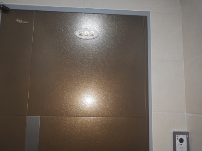 202호 현관문 모습