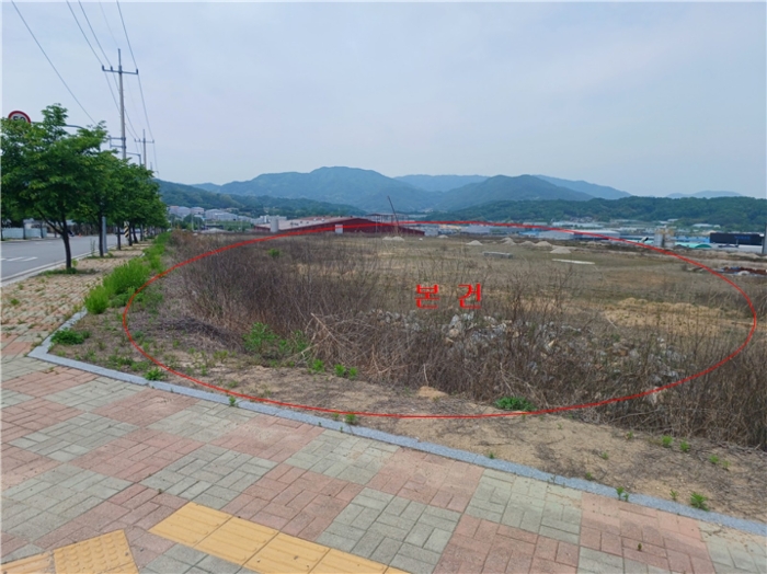 본건 - 동측 인근에서 촬영