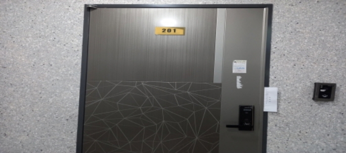 본건 다세대 주택 전유부분 현관문 전경