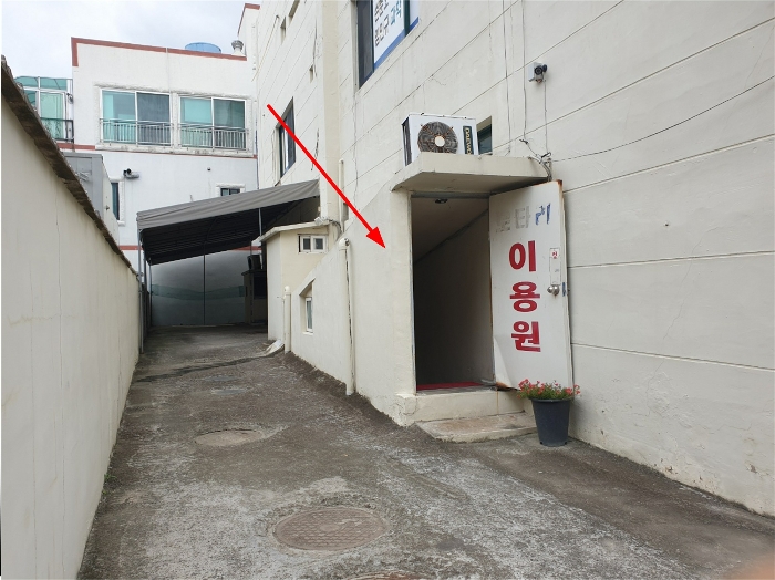 본건 지하입구 전경