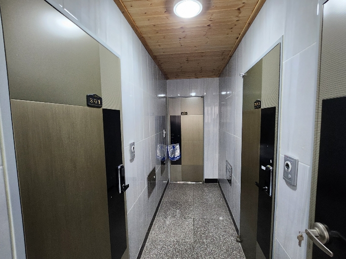 본건 전경(현관)