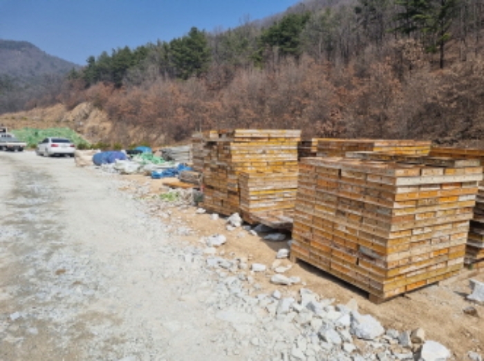 본건 부동산 표시목록 4 부동산 위에 쌓여 있는 공사 자재 사진