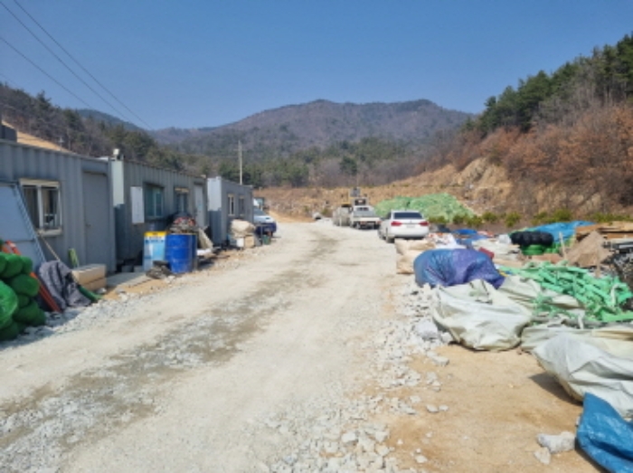 본건 부동산 표시 목록 4 부동산과 그 위에 있는 컨테이너 3동과 공사 자재 사진