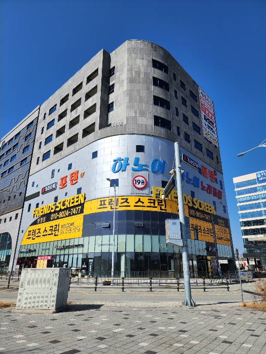 본건이 속한 건물 남동측 전경(前景)