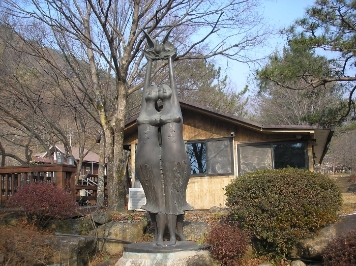 본건 기호(10) 지상 제시외 조형물