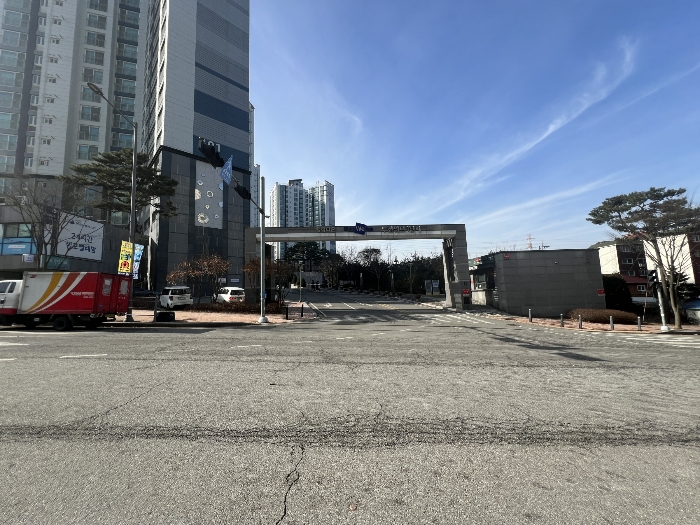본건 소재 아파트단지 진출입구