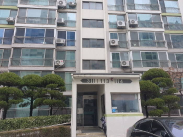 은행 동부아파트의 113동 공동 출입구