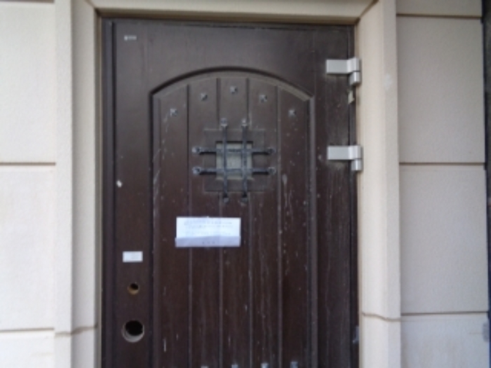 제시외 건물(ㄴ) 1층 출입문 및 안내문 부착사진