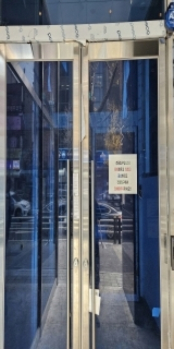 옆 출입문(물건