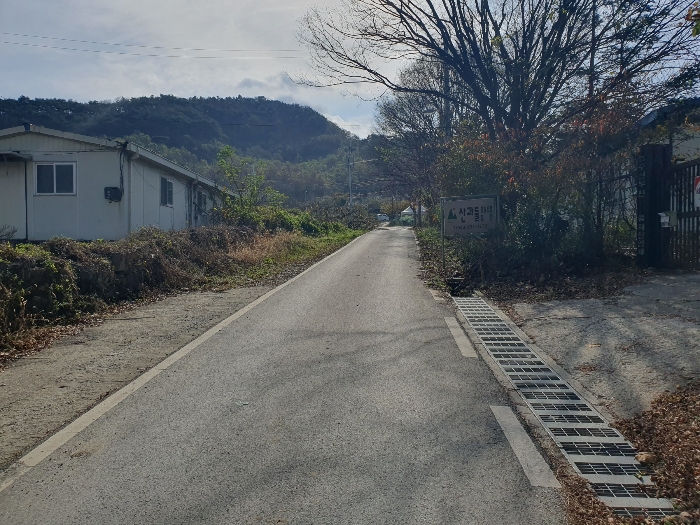 동측 도로 및 주위환경