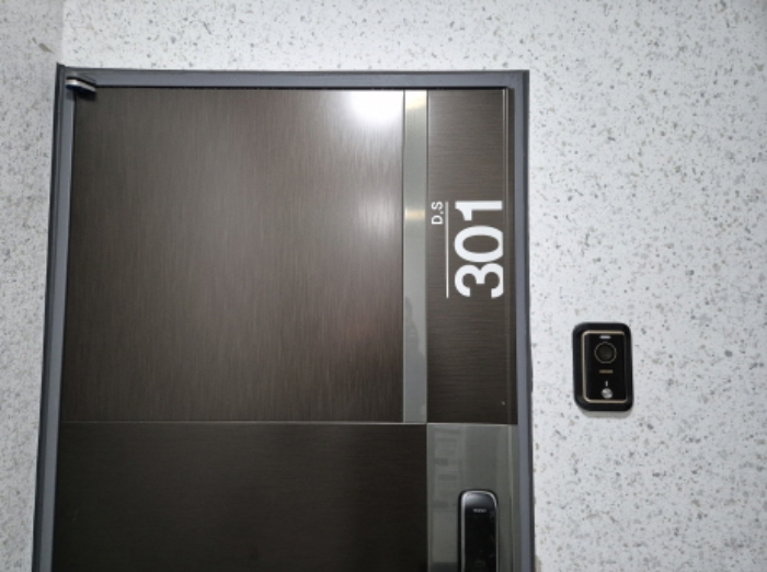 301호 현관문 모습
