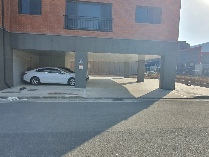 1층 주차장 전경