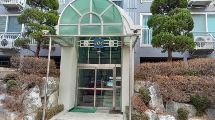 본건 아파트 공동출입구