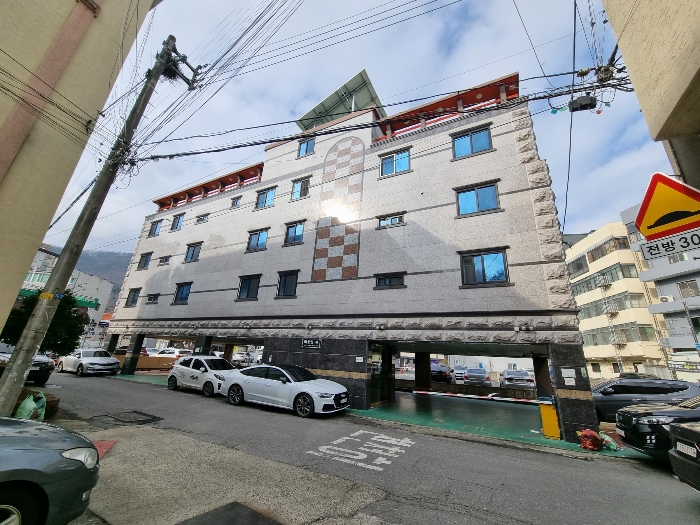 본건 전경 - 본건 동측에서 촬영
