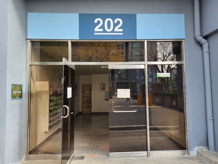 [ 본건 공동현관문 전경 ]