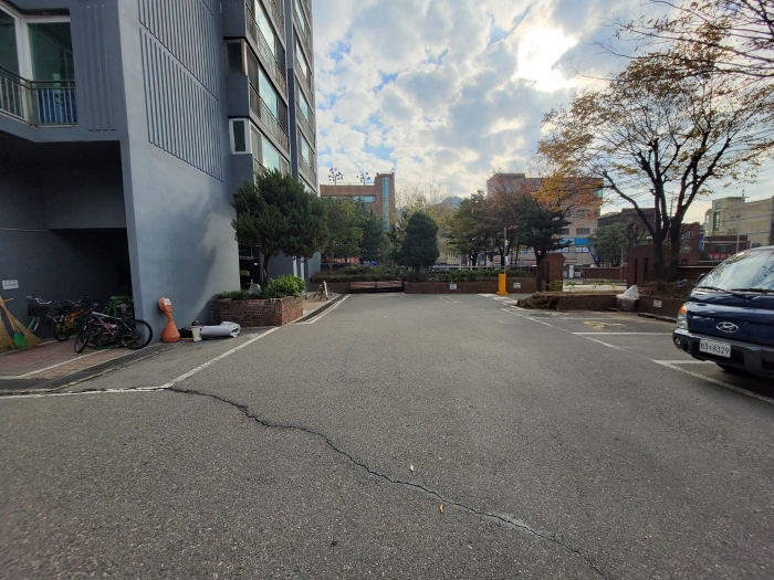 [ 본건 아파트 단지 내 전경 ]