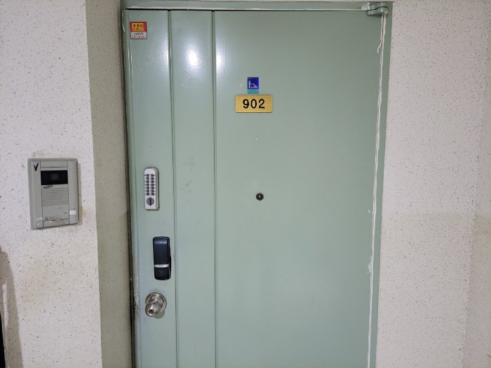 [ 본건 현관문 전경 ]