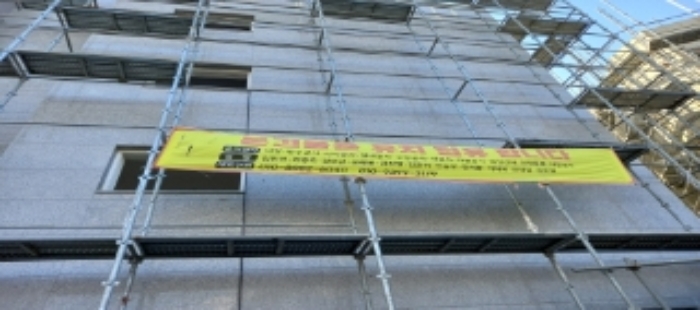 목록10 지상 다세대주택(일부 유치권현수막) 전경