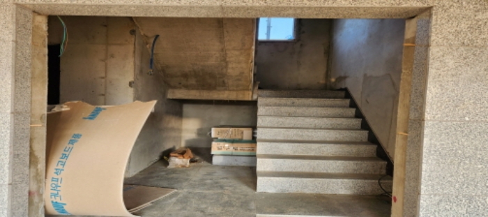 목록10 지상 다세대주택 1층 계단 전경