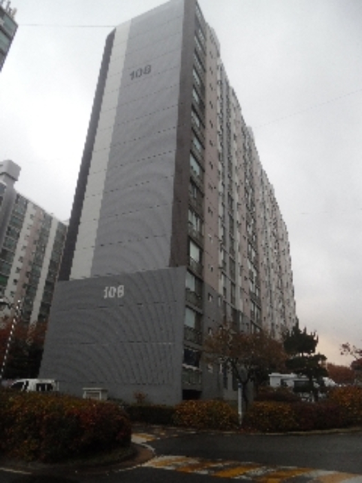 동 건물의 전경