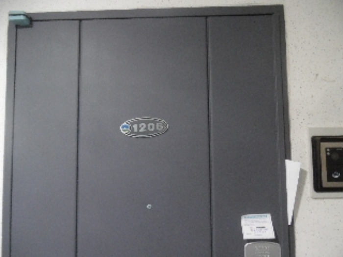 세대 현관문의 모습