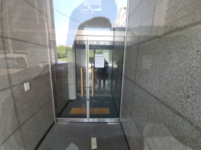 건물 출입구 폐