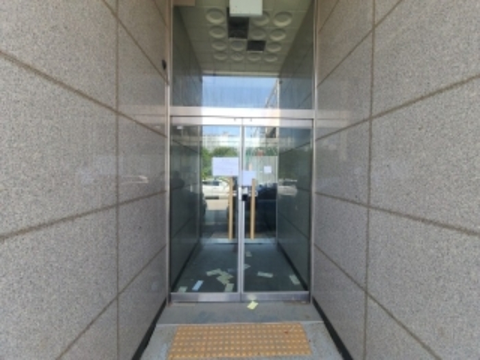 건물 출입구 폐