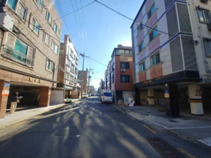 건물 앞 도로 전경