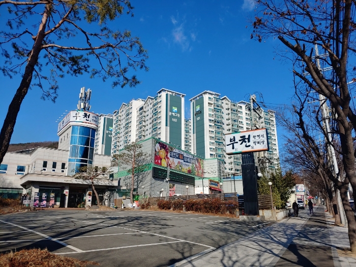 본건 아파트 남동측 전경