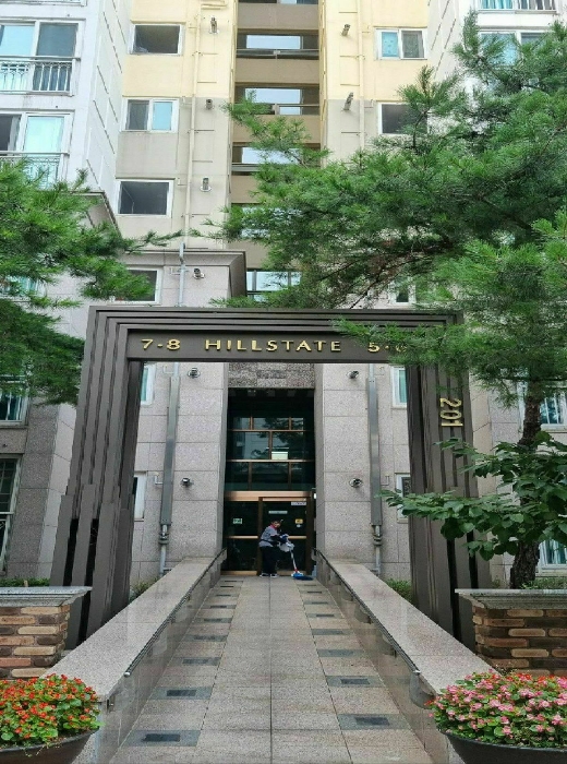 본건 아파트 5-8호 입구 전경