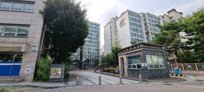 본건 아파트 정문 전경