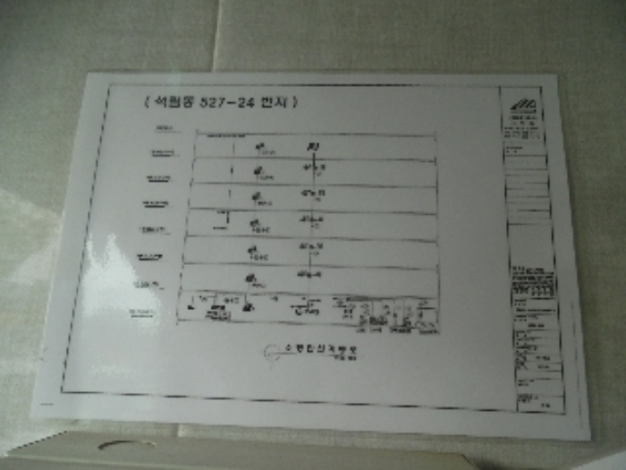 목록2.의 1층 현관문 내부에 부착된 소방간선계통도를 촬영한 모습