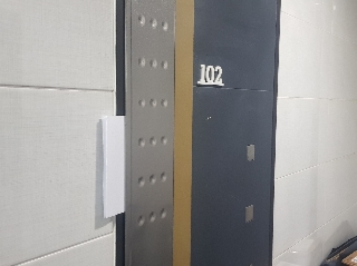 세대현관문(102호)