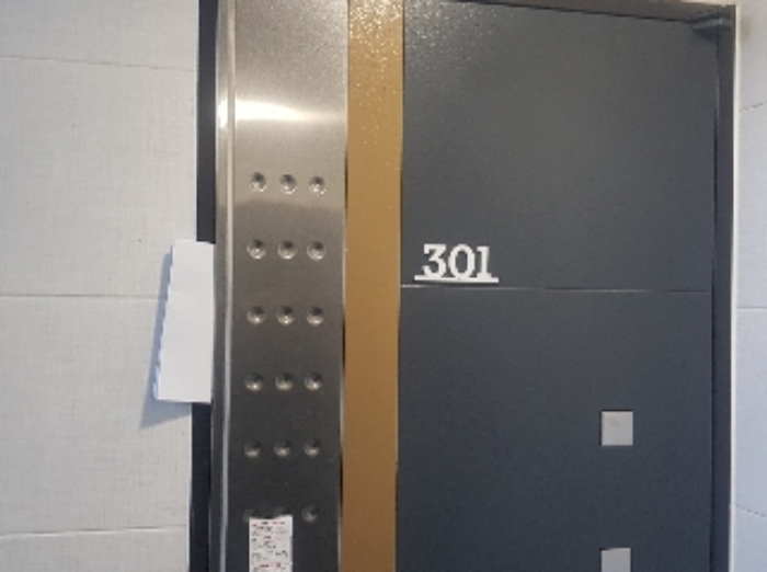 세대현관문(301호)