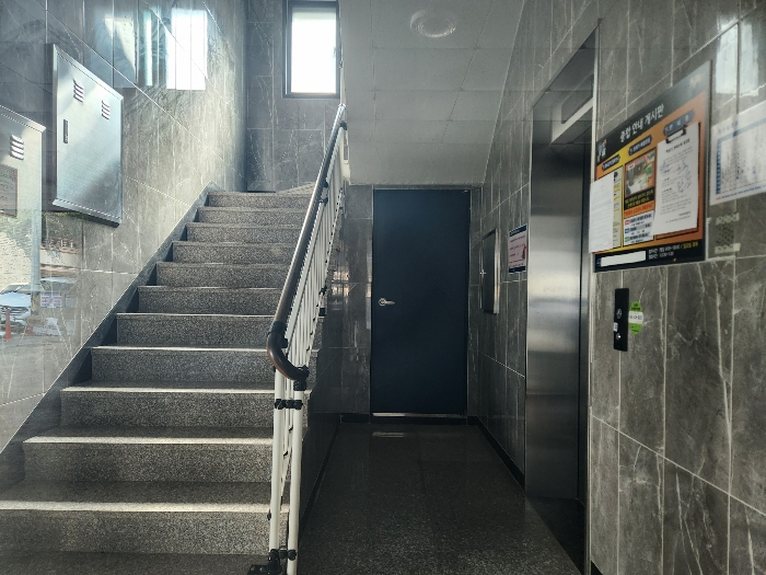 본건 1층 계단실 내부